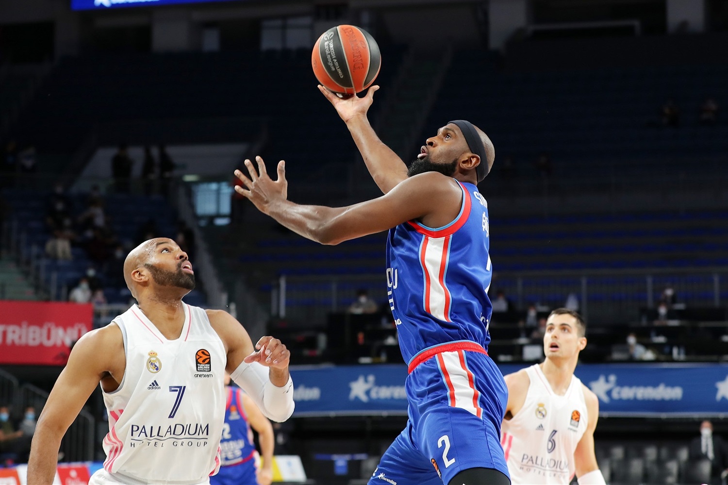 chris-singleton-anadolu-efes-istanbul-eb20_1.jpg